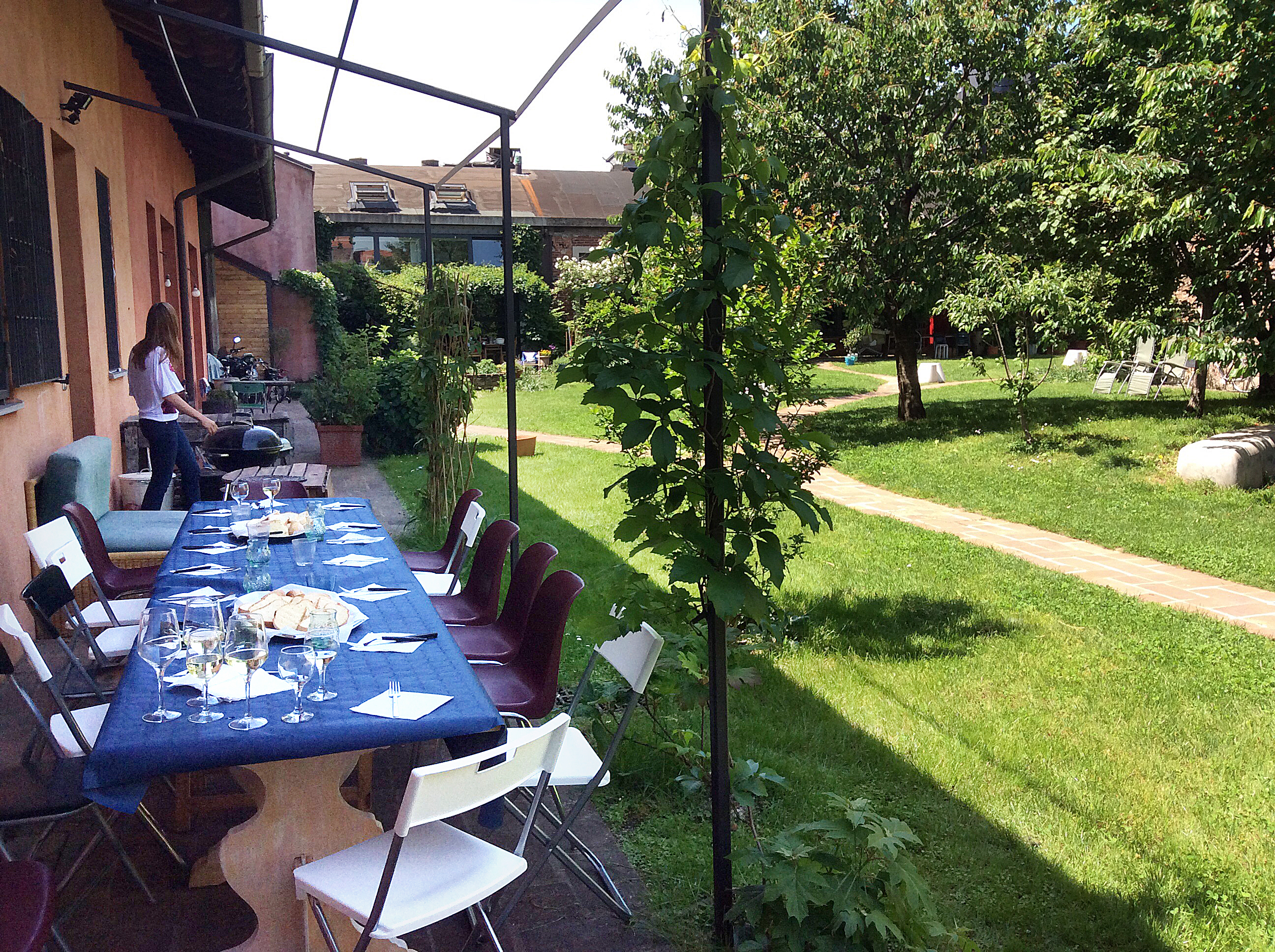 Poetic dinner in the garden or traditional lunch? The choice is yours
