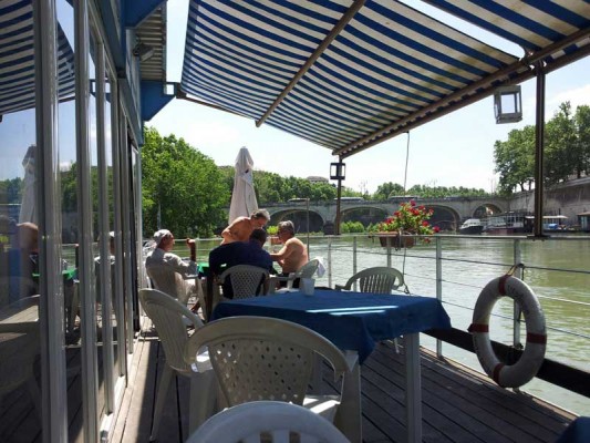 Dine on the river in Rome!